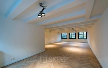 Kantoorruimte huren op Keizersgracht 119, Amsterdam Grachtengordel, met ruime, lichte open vloerplannen en houten vloeren, ideaal voor creatieve werkplekken.