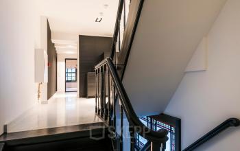 Modern interieur van kantoorpand aan de Keizersgracht 119, Amsterdam Grachtengordel, met stijlvolle trap en lichte gangen, ideaal voor kantoorruimte huren.