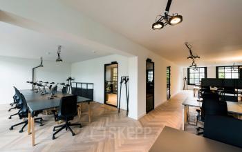 Ruime kantoorruimte te huur op Keizersgracht 119 in Amsterdam Grachtengordel. Moderne werkplekken met strakke meubels en veel natuurlijk licht. Ideaal voor zakelijke activiteiten.