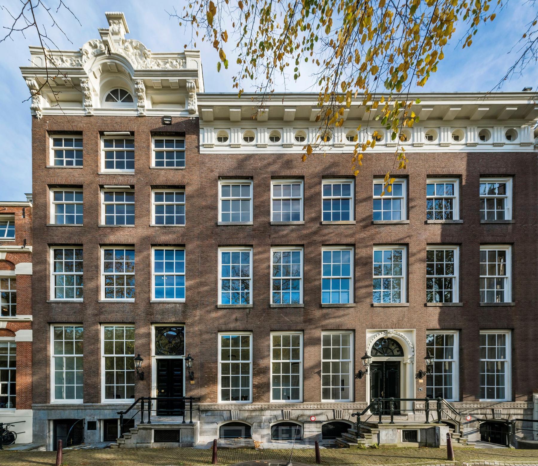 Vooraanzicht van historisch kantoorpand aan de Keizersgracht 119, Amsterdam Grachtengordel. Het gebouw heeft grote ramen en klassieke gevels, ideaal voor wie kantoorruimte wil huren in het hart van de stad.
