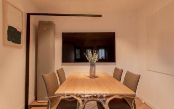 Vergaderruimte in het kantoorpand op Keizersgracht 121, Amsterdam Grachtengordel. Voorzien van houten tafel, comfortabele stoelen en moderne inrichting. Ruimte geschikt voor zakelijke bijeenkomsten.