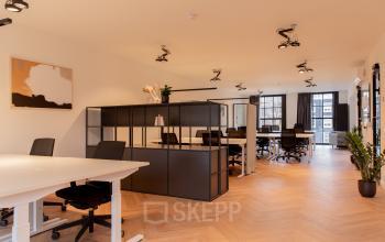 Moderne kantoorruimte huren op Keizersgracht 121, Amsterdam Grachtengordel, met stijlvolle werkplekken, houten vloer en grote ramen. Ideaal voor professionals die een representatieve werkplek zoeken.