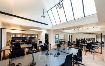 Ruime kantoorruimte huren op Keizersgracht 121 in Amsterdam Grachtengordel, met modern interieur en veel natuurlijk licht, ideaal voor productief werken.