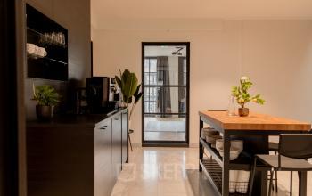Kantoorruimte op Keizersgracht 121, Amsterdam Grachtengordel, met moderne pantry en uitzicht op de stad. Planten en stijlvolle meubels maken de ruimte ideaal voor informeel overleg of een koffiemoment.