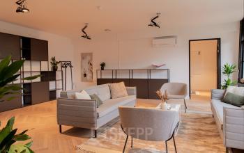 Stijlvolle kantoorruimte huren aan de Keizersgracht 121 in Amsterdam Grachtengordel met moderne inrichting en een ruime zithoek.