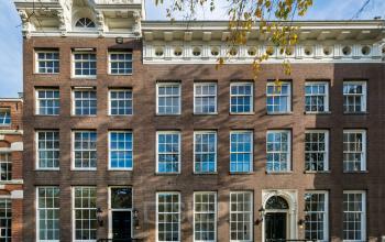 Vooraanzicht van kantoorpand aan de Keizersgracht 121, Amsterdam Grachtengordel, met klassieke gevel en statige ingang. Ideaal om kantoorruimte te huren in historische omgeving.