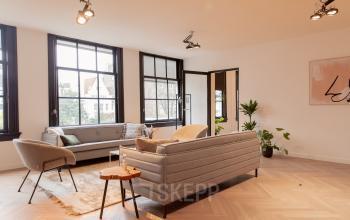 Moderne, lichte kantoorruimte met grote ramen en stijlvolle meubels, gelegen aan Keizersgracht 121 in de Amsterdam Grachtengordel. Ideaal voor bedrijven die een warme en uitnodigende werkplek willen huren.