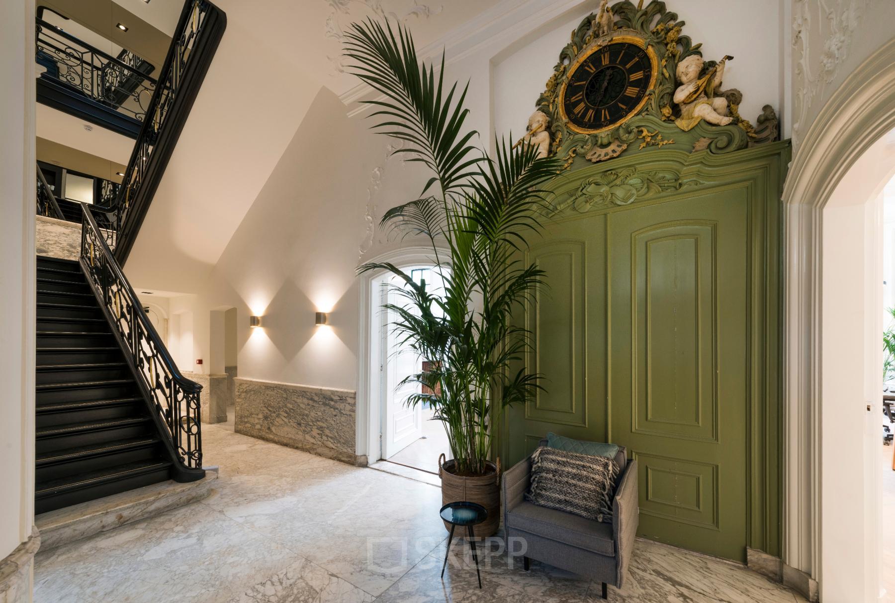 Stijlvolle entree van kantoorpand Keizersgracht 121 in Amsterdam Grachtengordel, met sierlijke trap en marmeren vloeren.