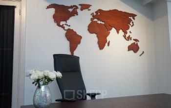 Kantoor aan Herengracht 449 a, Amsterdam Grachtengordel, met kaart van de wereld aan de muur en een zwart bureaustoel.