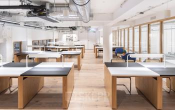 Ruime kantooromgeving op Stadhouderskade 5-6, Amsterdam Grachtengordel. Moderne inrichting met houten vloeren en werkplekken, ideaal voor kantoorruimte huren.