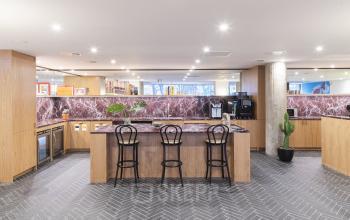 Modern ingerichte kantoorruimte op Stadhouderskade 5-6, Amsterdam Grachtengordel, met stijlvol keukenblok en comfortabele zitplaatsen