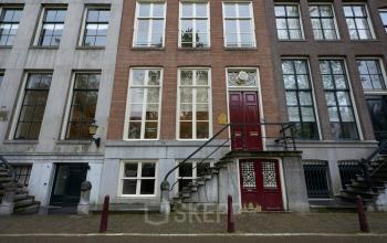 Uitzicht op een kantoorpand aan de Keizersgracht 391A in de Amsterdam Grachtengordel, geschikt voor kantoorruimte huren. Het historische gebouw heeft een klassieke gevel en biedt een karakteristieke locatie voor ondernemers.