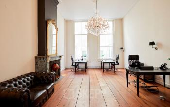 Elegant gemeubileerd kantoor op Keizersgracht 391A, Amsterdam Grachtengordel, met houten vloeren en kristallen kroonluchter, ideaal voor kantoorruimte huren.