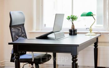 Kantoorruimte te huur op Keizersgracht 391A in Amsterdam Grachtengordel met modern bureau, bureaustoel en lamp, geschikt voor werken in een rustige omgeving.