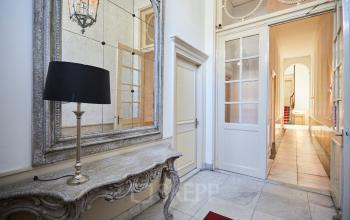 Kantoorpand aan de Keizersgracht 391A met een klassieke entree met spiegel en decoratieve tafel op de Amsterdam Grachtengordel, ideaal als kantoorruimte huren voor bedrijven.