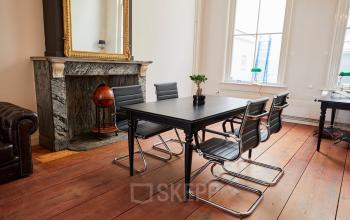 Stijlvolle kantoorruimte te huur op Keizersgracht 391A in Amsterdam Grachtengordel met houten vloer, grote ramen en strak meubilair. Ideaal voor professionele bijeenkomsten.