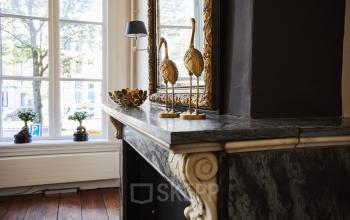 Stijlvol kantoorpand aan de Keizersgracht 391A in Amsterdam Grachtengordel met marmeren schouw en sierlijke decoraties, ideaal voor kantoorruimte huren.