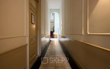 Ingang van kantoorpand op Keizersgracht 391A, Amsterdam Grachtengordel, met lange gang en zicht op trap. Perfecte locatie voor kantoorruimte huren in historisch gebied.