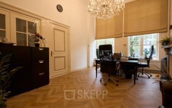 Luxe kantoorruimte huren aan de Keizersgracht 391A in Amsterdam Grachtengordel met stijlvol meubilair, grote ramen en een chique kroonluchter.