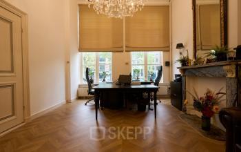 Kantoorruimte huren op Keizersgracht 391A, Amsterdam Grachtengordel met stijlvolle houten vloer, grote ramen en klassieke decoraties, ideaal voor productieve werkplekken in een kantoorpand.