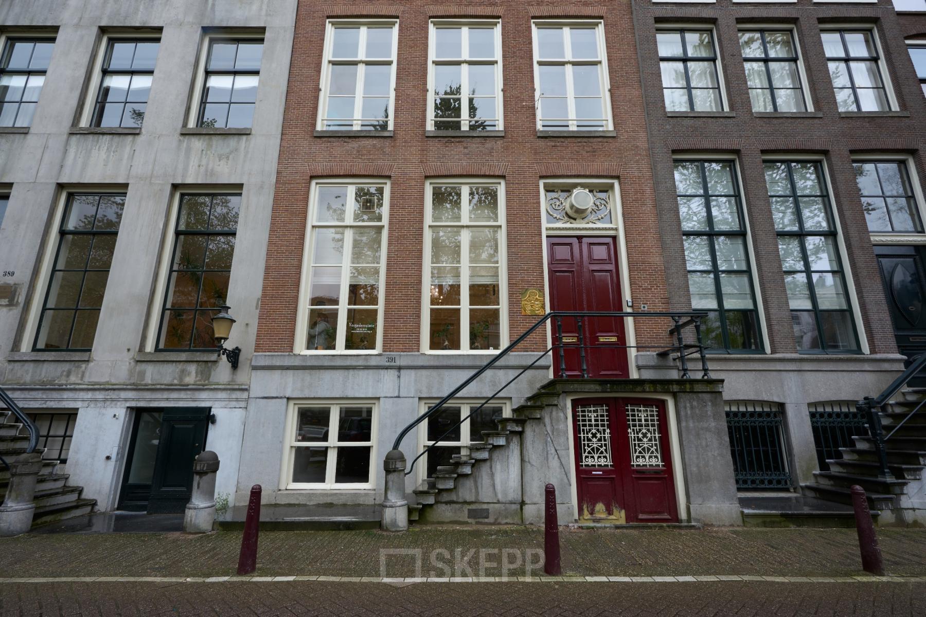Uitzicht op een kantoorpand aan de Keizersgracht 391A in de Amsterdam Grachtengordel, geschikt voor kantoorruimte huren. Het historische gebouw heeft een klassieke gevel en biedt een karakteristieke locatie voor ondernemers.