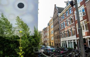 Historisch kantoorpand aan de Vinkenstraat 79 HS, Amsterdam Grachtengordel, met fietsenrekken op trottoir en geparkeerde auto's langs de weg.