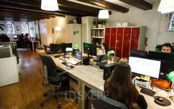 Ingerichte kantoorruimte in Amsterdam Grachtengordel, Vinkenstraat 79 HS. Kantoorpand met bureaus, stoelen, en werkende mensen achter computers. Kantoorruimte huren.