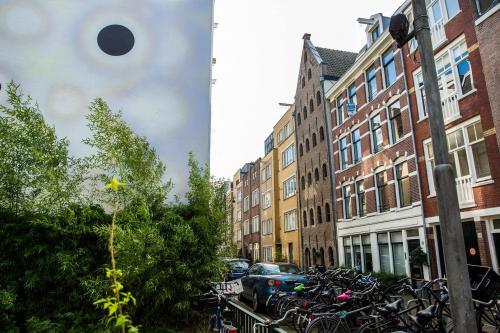 Historisch kantoorpand aan de Vinkenstraat 79 HS, Amsterdam Grachtengordel, met fietsenrekken op trottoir en geparkeerde auto's langs de weg.