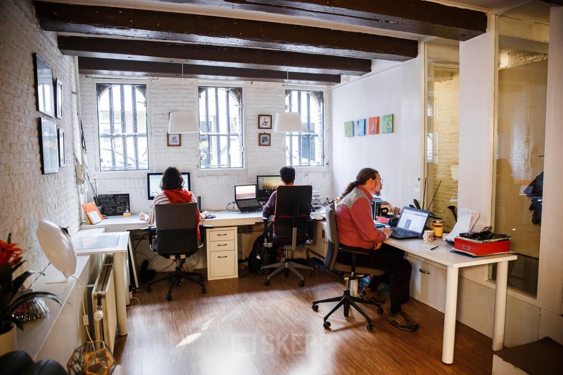 Kantoorpand op Vinkenstraat 79 HS, Amsterdam Grachtengordel met drie werkende personen in een open kantoorruimte.