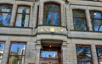 Exterieur van kantoorpand op Herengracht 320, Amsterdam Grachtengordel, met klassieke gevel en grote ramen. Perfect voor bedrijven die kantoorruimte willen huren in een zakelijke en historische omgeving.