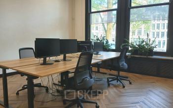 Kantoorruimte huren op Herengracht 320, Amsterdam Grachtengordel met lichte houten vloeren, grote ramen en moderne bureaus, ideaal voor een professionele werkomgeving.