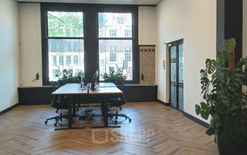 Kantoorruimte huren aan de Herengracht 320, Amsterdam Grachtengordel. Moderne werkplekken met houten vloer en grote ramen voor veel daglicht. Ideaal voor zakelijke bijeenkomsten en teamoverleggen.