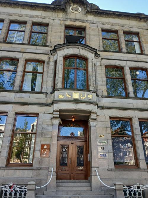 Exterieur van kantoorpand op Herengracht 320, Amsterdam Grachtengordel, met klassieke gevel en grote ramen. Perfect voor bedrijven die kantoorruimte willen huren in een zakelijke en historische omgeving.