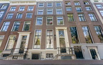 Voorgevel van een historisch kantoorpand aan de Keizersgracht 261 in Amsterdam Grachtengordel, te huur.