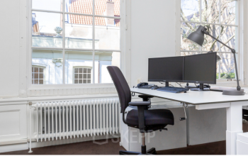 Gezellig kantoorpand aan Keizersgracht 261, Amsterdam Grachtengordel, met lichte werkplekken en uitzicht op klassieke grachtenpanden. Perfect voor wie kantoorruimte wil huren in het hart van Amsterdam.