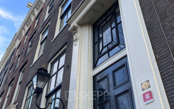 Exterieur van kantoorpand aan Keizersgracht 261 in Amsterdam Grachtengordel. Historisch gebouw met klassieke gevel geschikt voor kantoorruimte huren.