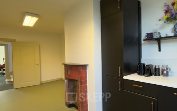 Kantoorruimte huren op Keizersgracht 261 in Amsterdam Grachtengordel, met functionele pantry voorzien van keukenapparatuur en moderne kastinrichting.