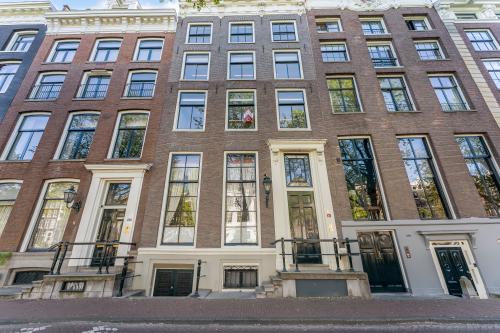 Voorgevel van een historisch kantoorpand aan de Keizersgracht 261 in Amsterdam Grachtengordel, te huur.