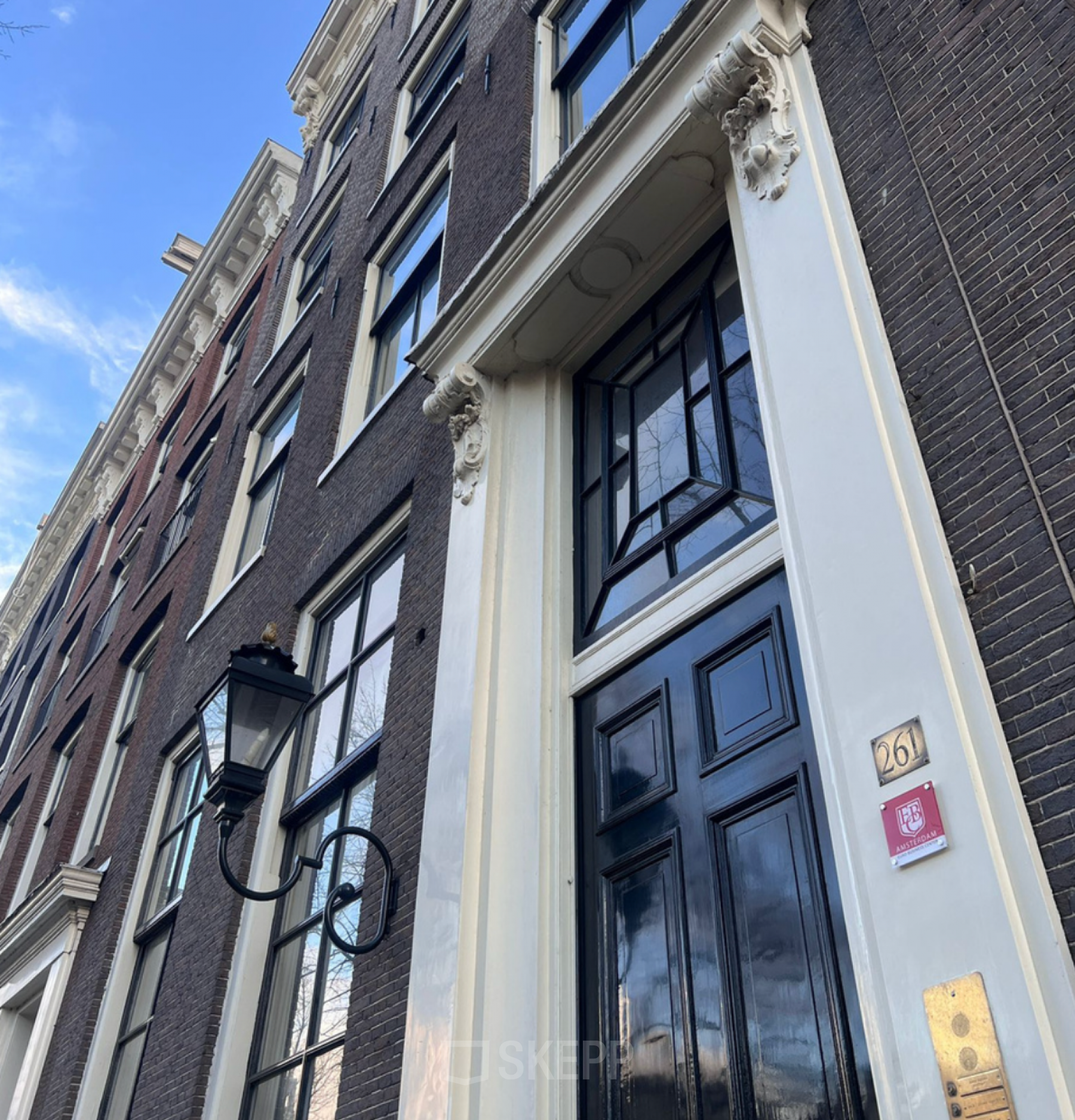 Exterieur van kantoorpand aan Keizersgracht 261 in Amsterdam Grachtengordel. Historisch gebouw met klassieke gevel geschikt voor kantoorruimte huren.