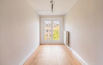 Lichte kantoorruimte aan de Herengracht 582-584 in Amsterdam Grachtengordel met uitzicht op klassieke gevels. Kantoorpand biedt mogelijkheden voor verhuur.