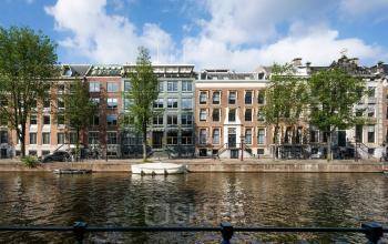 Kantoorpand aan de Herengracht 459-469 in de Amsterdam Grachtengordel, gezien vanaf de overkant van de gracht. De stijlvolle gevels weerspiegelen de historische charme van de omgeving.