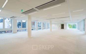 Ruime, lichte kantoorruimte te huur op Herengracht 459-469 in Amsterdam Grachtengordel. Open vloerplan met grote ramen en moderne verlichting.