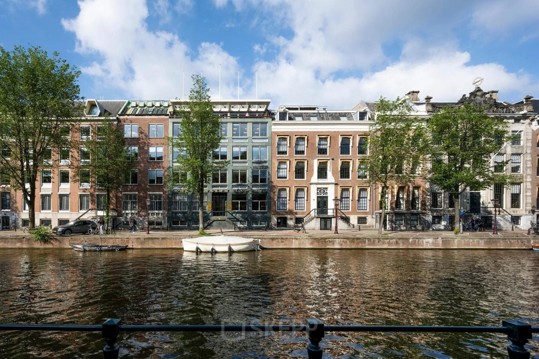 Kantoorpand aan de Herengracht 459-469 in de Amsterdam Grachtengordel, gezien vanaf de overkant van de gracht. De stijlvolle gevels weerspiegelen de historische charme van de omgeving.