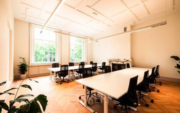 Stijlvolle kantoorruimte huren aan de Keizersgracht 264 in Amsterdam Grachtengordel, met lichte, ingerichte werkplekken en uitzicht op de gracht.