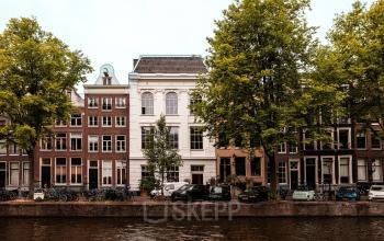Kantoorpand aan de Keizersgracht 264 in Amsterdam Grachtengordel, omgeven door historische gevels en statige grachten, ideaal voor kantoorruimte huren.