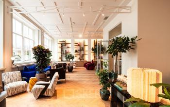 Stijlvolle kantoorruimte aan de Keizersgracht 264 in Amsterdam Grachtengordel met comfortabele zitplekken, veel licht en groen. Ideaal voor werkruimte huren in een levendige omgeving.