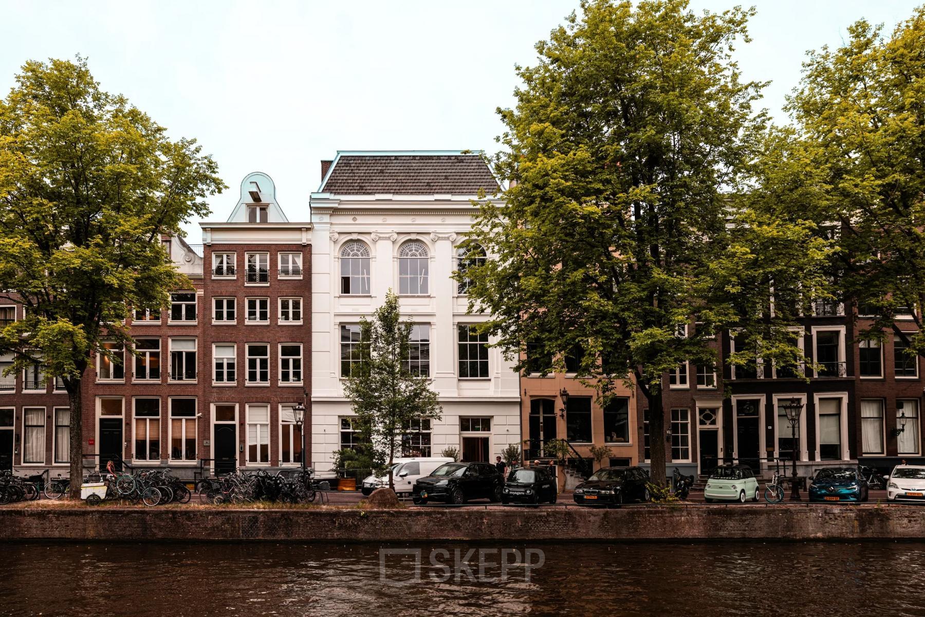 Kantoorpand aan de Keizersgracht 264 in Amsterdam Grachtengordel, omgeven door historische gevels en statige grachten, ideaal voor kantoorruimte huren.