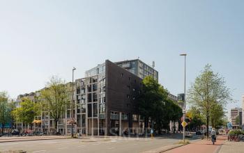 Buitenzicht op het kantoorpand aan de Weesperstraat 394-396 in Amsterdam Grachtengordel, ideaal voor kantoorruimte huren.