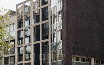 Exterieur van een modern kantoorpand gelegen aan de Weesperstraat 394-396 in Amsterdam Grachtengordel, ideaal voor kantoorruimte huren met stijlvolle architectuur en grote raampartijen.