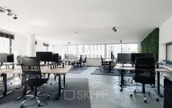 Lichte kantoorruimte aan de Weesperstraat 394-396 in de Amsterdam Grachtengordel, voorzien van moderne bureaus en stoelen klaar voor gebruik. Ideaal voor bedrijven die een kantoorpand willen huren.